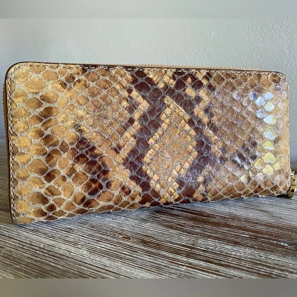Michael Kors Zip Wallet - Picture 4 of 6